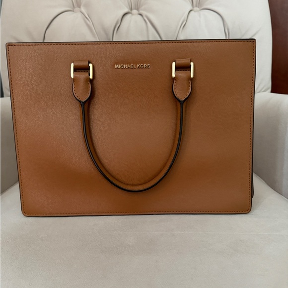 Michael Kors handbag, camel, leather, comes w/shoulder strap, 13”wide, 9.5”deep - Picture 2 of 11